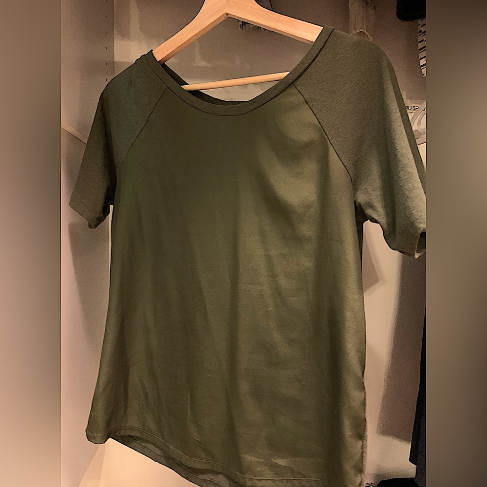 Banana Republic olive boat neck tee size XS
